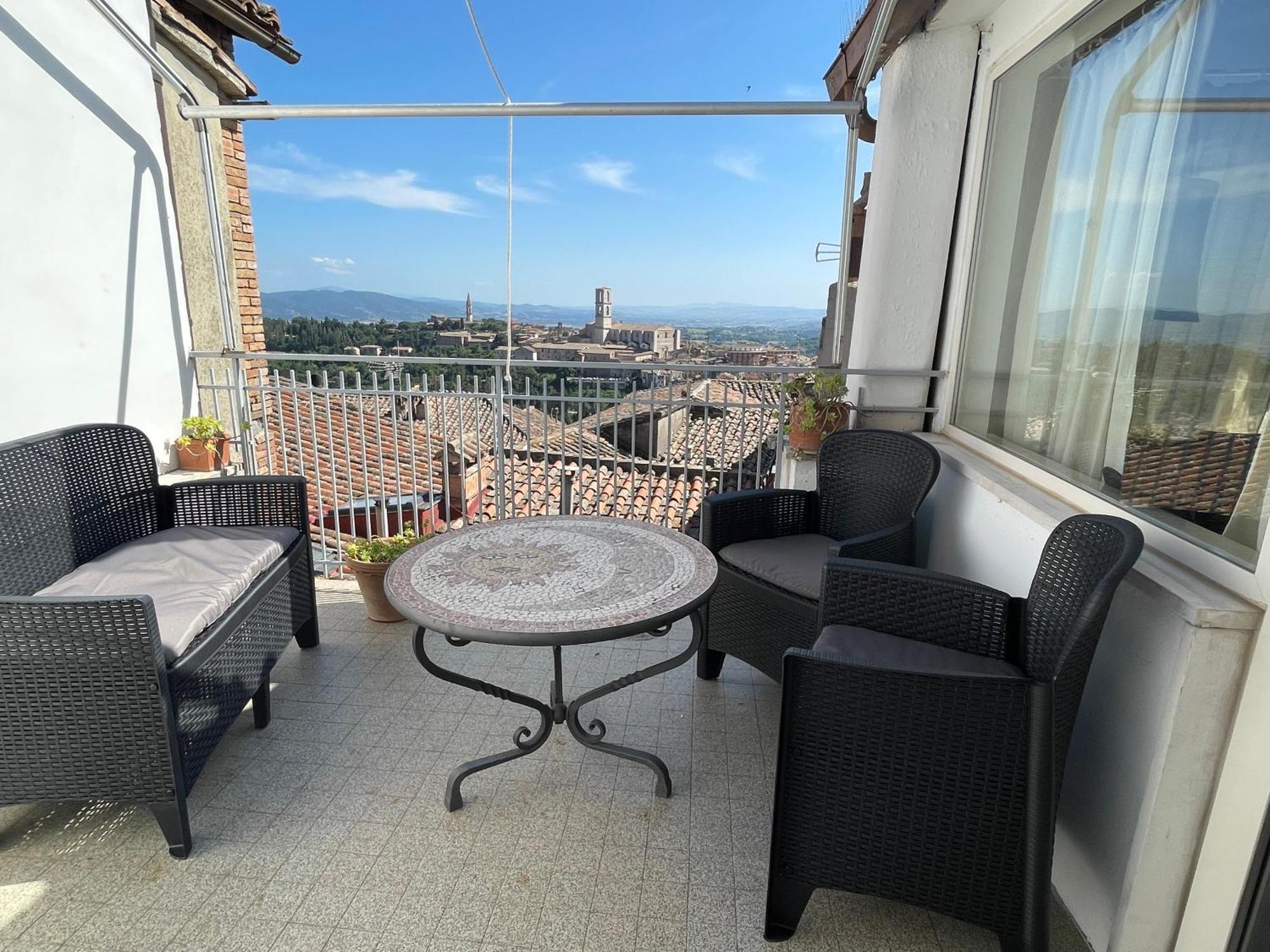 Attico Con Terrazzo Panoramico A 200 Mt Dal Duomo Apartment Perugia Exterior photo